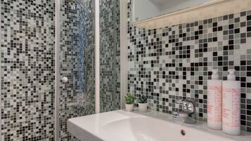 Apartament estàndard, 2 dormitoris | Bany | Dutxa, assecador de cabells, tovalloles i sabó