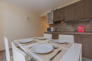 Classic Apartment, 2 Bedrooms | Private kitchen