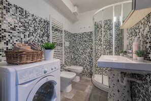 Departamento estándar, 2 habitaciones | Baño | Regadera, secadora de cabello, bidet, toallas 