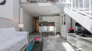 Standard Apartment, 2 Bedrooms | Ruang tamu | 30 inci televisyen dengan satelit