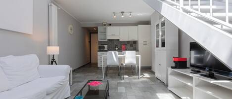 Standard-Apartment, 2 Schlafzimmer | Wohnbereich | 30-Zoll-Fernseher mit Satellitenempfang