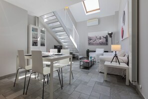 スタンダード アパートメント 2 ベッドルーム | リビング エリア | 30 インチのテレビ (衛星放送視聴可)