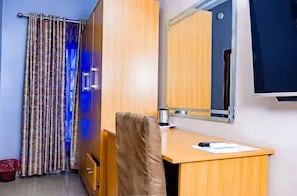 Apartamento luxo, sacada, vista para a cidade | Escrivaninha, espaço de trabalho para notebook, quartos à prova de som