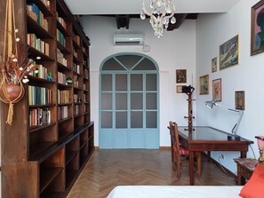 3 bedrooms, desk, iron/ironing board, free WiFi