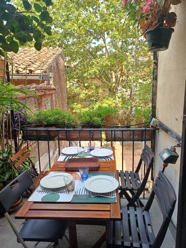 Outdoor dining