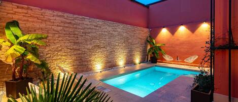 Lämmitetty uima-allas