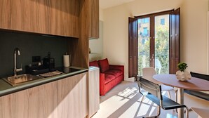Eine moderne Küche mit Holzausstattung, einer eingebauten Spüle und einem Essbereich mit Tisch und Stühlen.