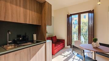 Eine moderne Küche mit Holzausstattung, einer eingebauten Spüle und einem Essbereich mit Tisch und Stühlen.