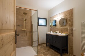 Dusche, Haartrockner, Handtücher