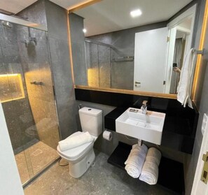 Shower, towels, soap, toilet paper - Maria Flat in Pinheiros equipped in a 4-star hotel - 1 (São Paulo)
