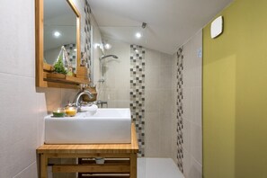 Ducha, secador de pelo y toallas