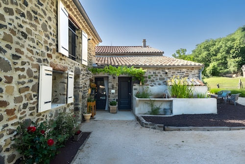 Chambre d'hôtes 'La Forge' avec vue sur la montagne, piscine partagée et Wi-Fi