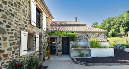Chambre d'hÎtes 'La Bergerie' avec vue sur la montagne, piscine partagée et Wi-Fi