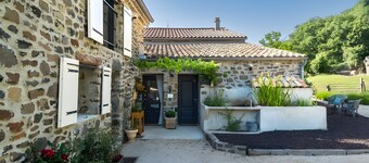 'La Bergerie' Guest Room with Mountain View, Shared Pool and Wi-Fi