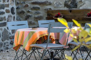 Outdoor dining - 'La Bergerie' Guest Room with Mountain View, Shared Pool and Wi-Fi (Saint-Pons)
