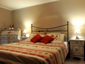 1 dormitorio, tabla de planchar con plancha, wifi y ropa de cama