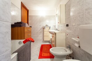 Ducha, secador de pelo y toallas