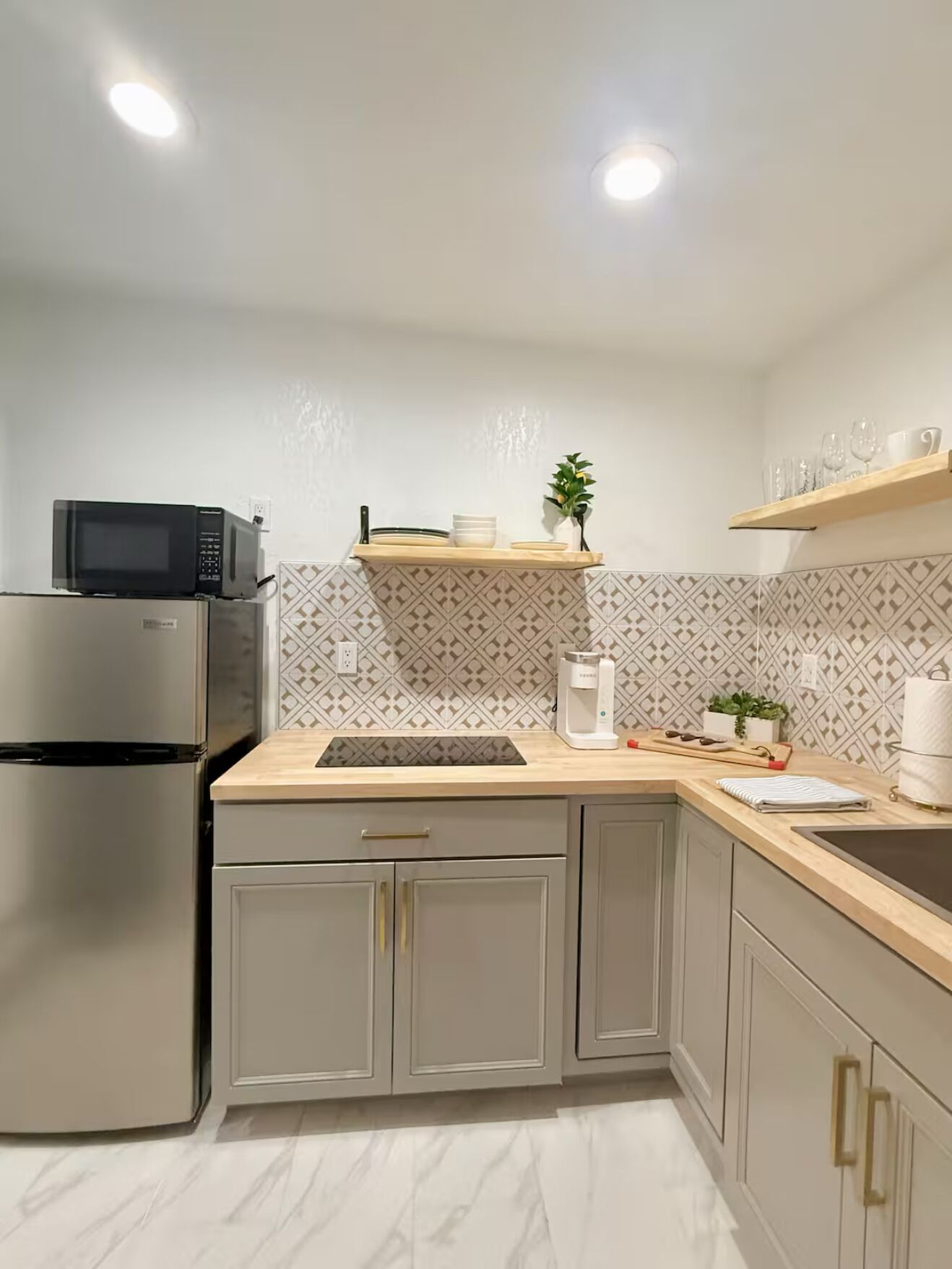 Kühlschrank, Mikrowelle, Herdplatte, Wasserkocher mit Kaffee-/Teezubehör