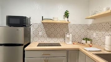 Jääkaappi, mikroaaltouuni, liesi, kahvin-/teenkeitin