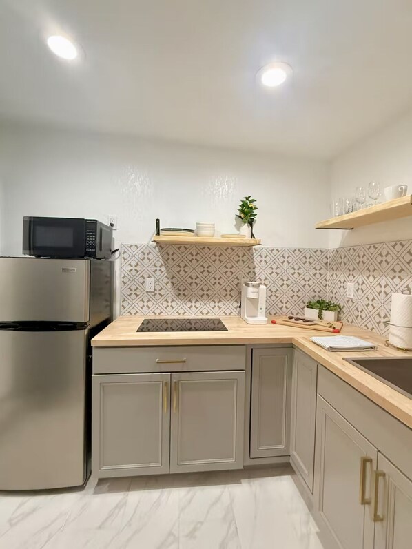 Fridge, microwave, stovetop, coffee/tea maker