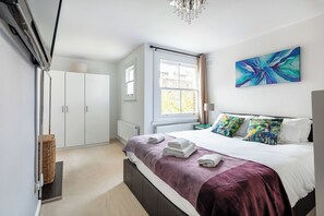 1 bedroom, iron/ironing board, internet, bed sheets - "Quiet & Spacious One Bed Apt in Hammersmith" (London)