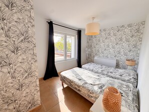 3 bedrooms, iron/ironing board, WiFi, bed sheets