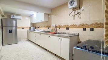 Departamento Deluxe, balcón, vista a la ciudad | Cocina privada | Refrigerador, microondas, horno y parrilla de estufa