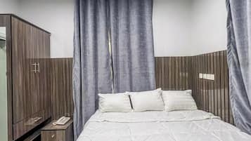Departamento Deluxe, balcón, vista a la ciudad | Caja de seguridad en la habitación y escritorio