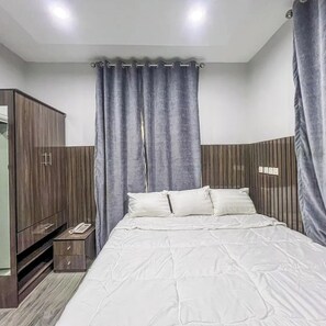 Apartamento luxo, sacada, vista para a cidade | Cofres nos quartos, escrivaninha, espaço de trabalho para notebook