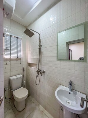Apartamento luxo, sacada, vista para a cidade | Banheiro | Produtos de toalete grátis, secador de cabelo (mediante solicitação)