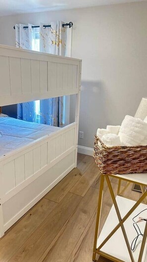 3 bedrooms, desk, iron/ironing board, free WiFi