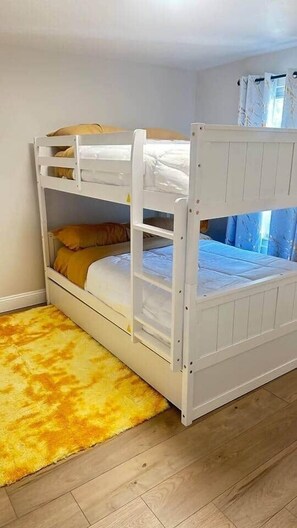 3 bedrooms, desk, iron/ironing board, free WiFi - Modern House near OSU and Short North (Columbus)
