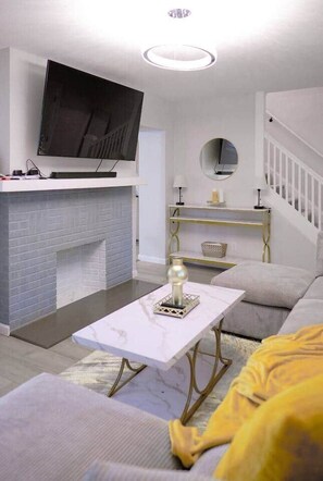 Smart TV y chimenea 