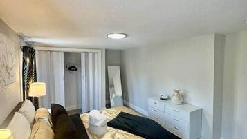 3 bedrooms, desk, iron/ironing board, free WiFi