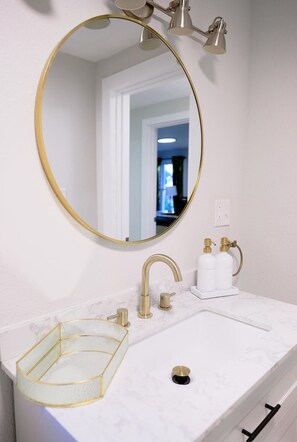 Een haardroger, handdoeken, zeep, shampoo