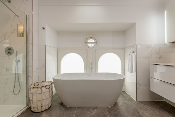 Douche, séchoir à cheveux, serviettes fournies, savon