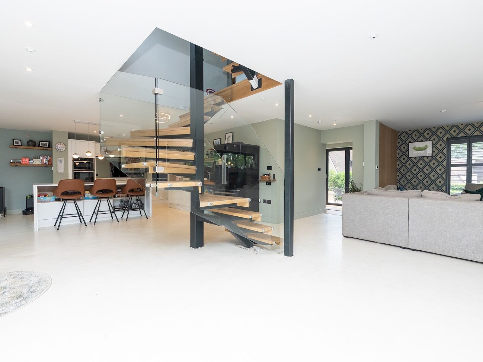 المنشأة من الداخل