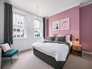 3 slaapkamers, een strijkplank/strijkijzer, gratis wifi, beddengoed