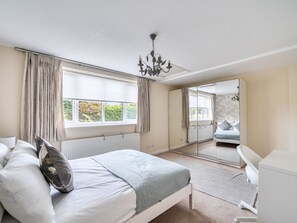 3 bedrooms, free WiFi, bed sheets - Pass the Keys | Spacious family home in Surrey (Addlestone)