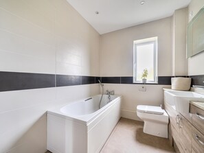 Hair dryer, towels - Pass the Keys | Spacious family home in Surrey (Addlestone)