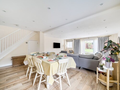 Spacious Surrey Family Home with Free Parking - Pass the Keys