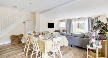 Spacious Surrey Family Home with Free Parking - Pass the Keys