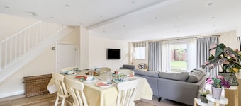 Spacious Surrey Family Home with Free Parking - Pass the Keys