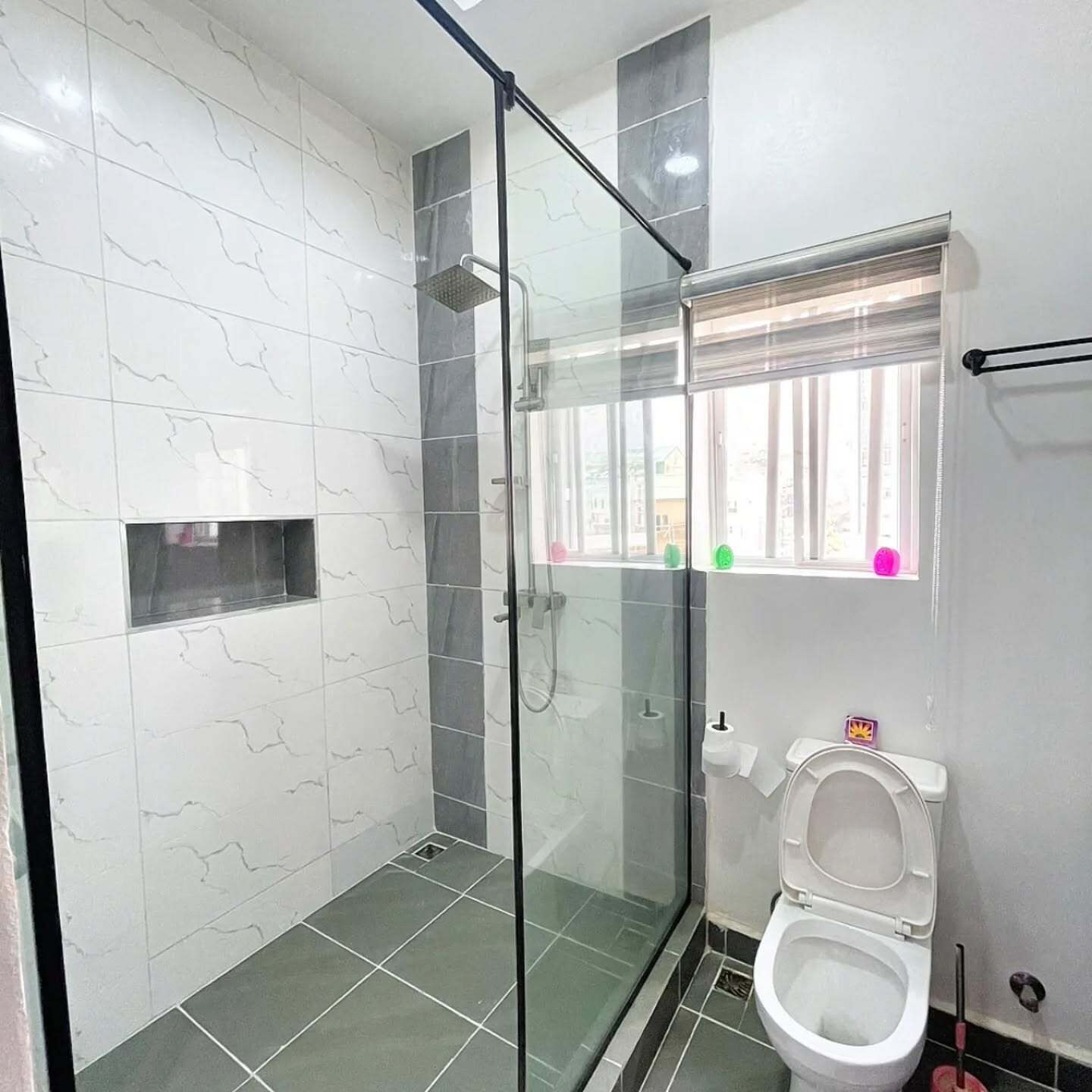 Deluxe-Apartment, Balkon, Stadtblick | Badezimmer | Kostenlose Toilettenartikel, Haartrockner, Handtücher, Seife
