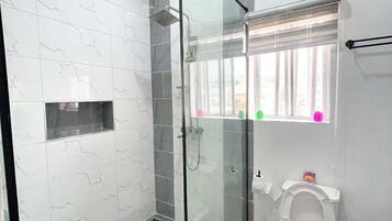 Deluxe-Apartment, Balkon, Stadtblick | Badezimmer | Kostenlose Toilettenartikel, Haartrockner, Handtücher, Seife