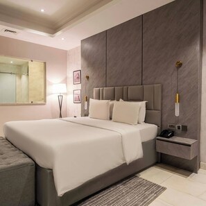 Apartamento luxo, sacada, vista para a cidade | Escrivaninha, espaço de trabalho para notebook, cortinas blackout