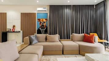 Deluxe Apartment, Balcony, City View | Living area