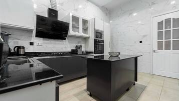 Lägenhet Deluxe - balkong - utsikt mot staden | Eget kök | Kylskåp, mikrovågsugn, ugn och spishäll