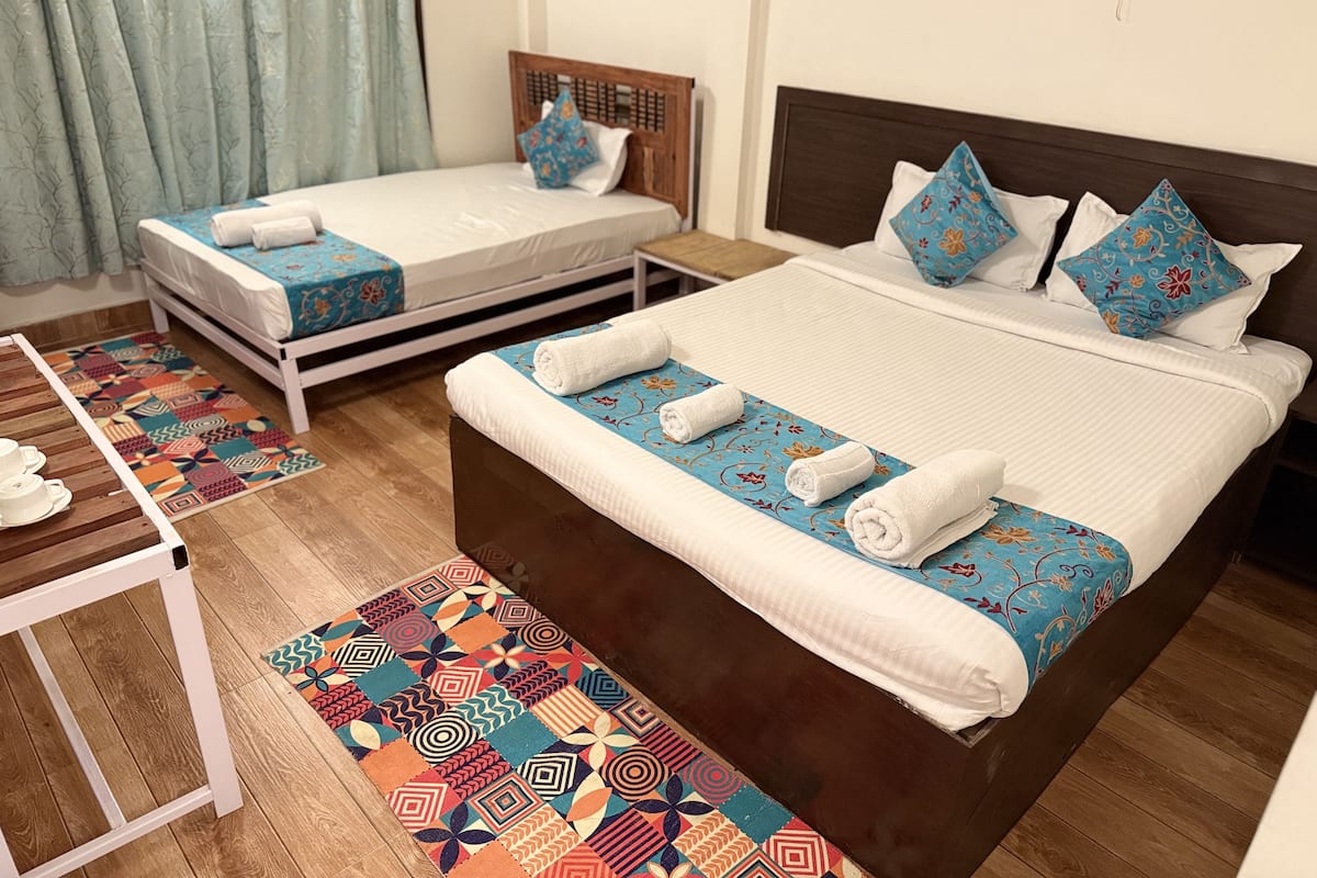 Quarto triplo com design assinado | Wi-Fi de cortesia