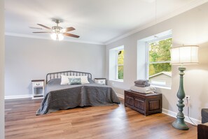 5 bedrooms, iron/ironing board, WiFi, bed sheets